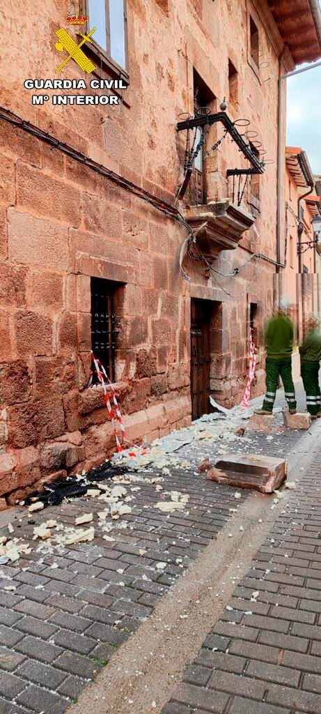La Guardia Civil busca a un camionero en La Rioja que abandonó su tráiler en llamas