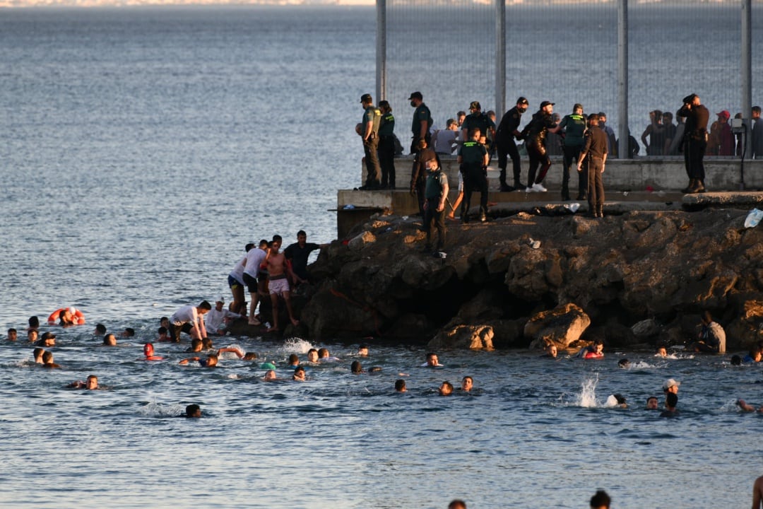 Personas migrantes en la playa del Tarajal, en Ceuta (España).