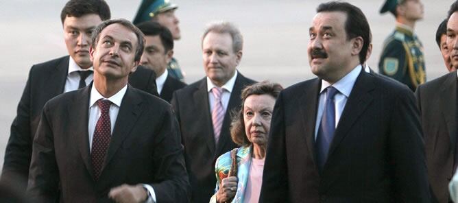 El presidente del Gobierno español, José Luis Rodríguez Zapatero, a su llegada en viaje oficial al aeropuerto de Astaná, capital de Kazajistán, donde ha sido recibido por el primer ministro, Karim K. Massimov