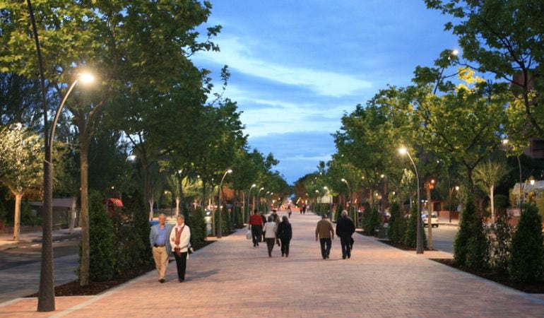 Vecinos paseando por la Avenida de Colmenar Viejo de Tres Cantos