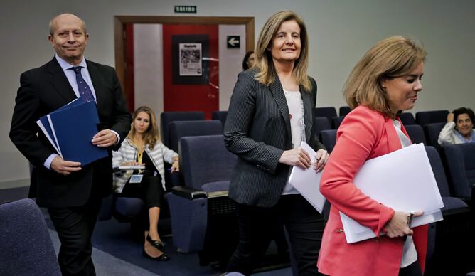 La vicepresidenta primera del Gobierno, Soraya Sáenz de Santamaría, acompañada por los ministros de Educación, José Ignacio Wert, y de Empleo, Fátima Báñez, momentos antes de la rueda de prensa que han ofrecido al término de la reunión del Consejo de Mini