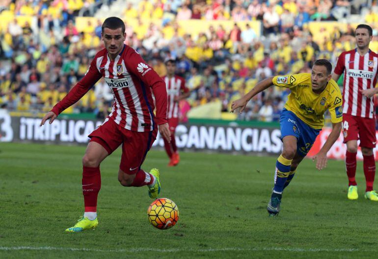 Antoine Griezmann persigue el balón.