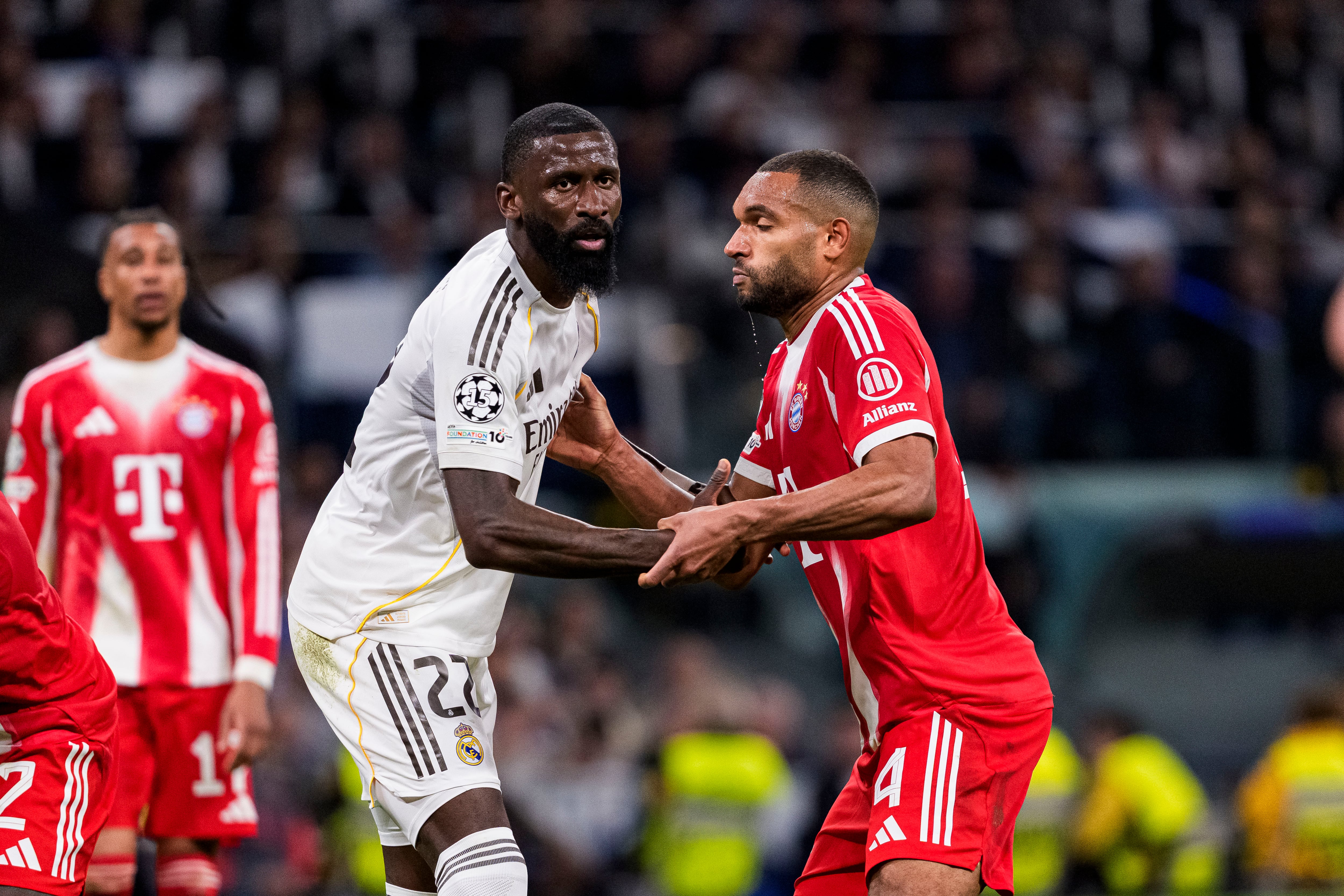 Rüdiger cubriendo a Tah en la Champions League