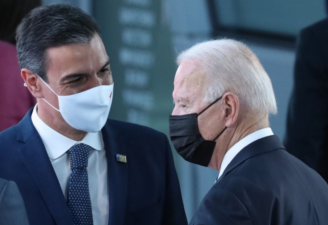 Biden y Sánchez mantienen un breve conversación en un pasillo de la OTAN en Bruselas.