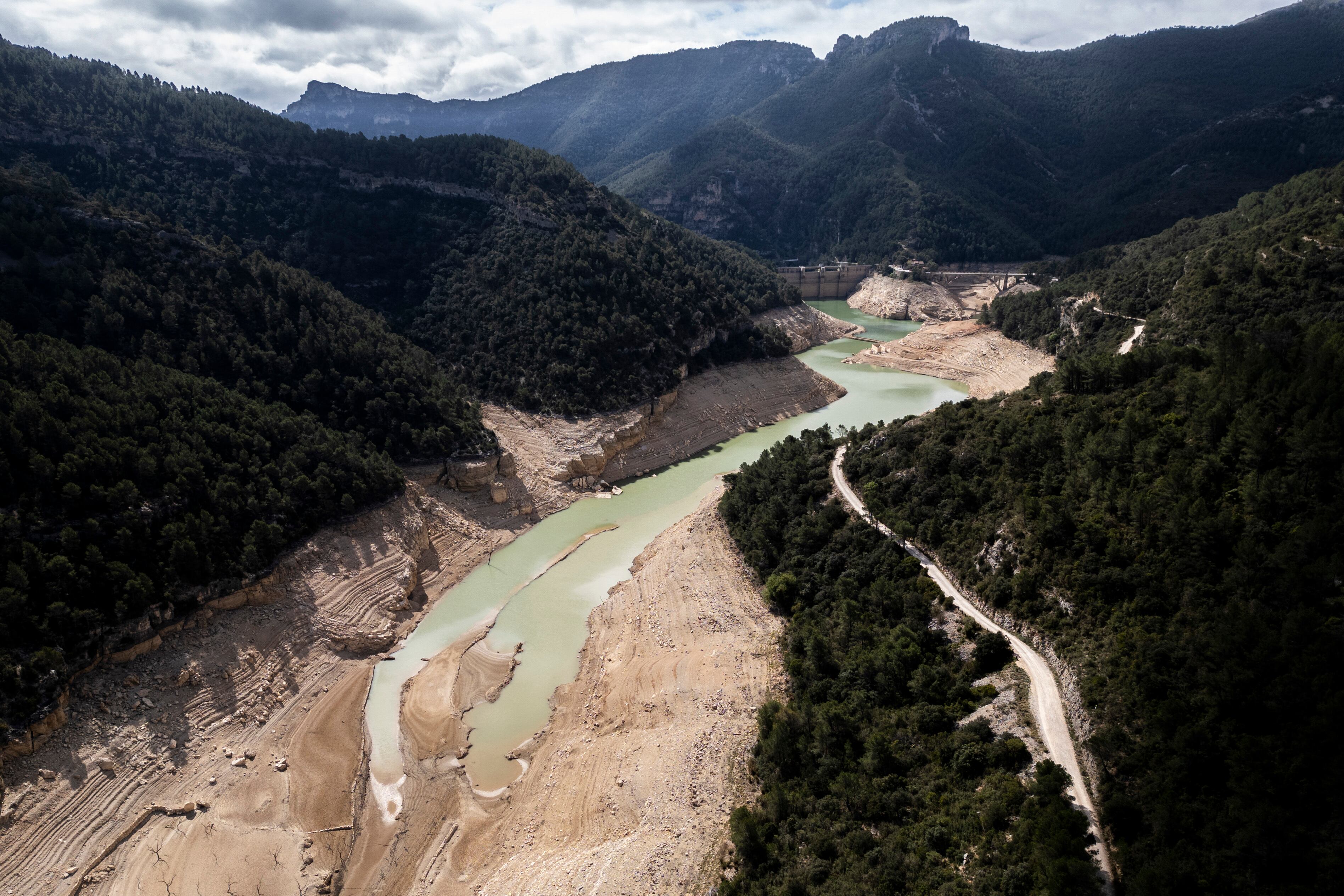 GRAFCVA072. LA POBLA DE BENIFASSÀ (CASTELLÓN), 19/04/2024.- Imagen captada con un dron este viernes del embalse de Ulldecona en la Pobla de Benifassà (Castellón), perteneciente al sistema Sénia-Maestrat de la Confederación Hidrográfica del Jucar y que se encuentra en situación de emergencia con apenas un 3% de agua embalsada. EFE/Andreu Esteban
