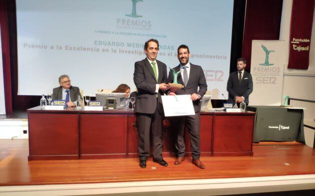 Víctor Yuste -izquierda-, director general del Foro Interalimentario, entrega su premio a Eduardo Medina Pradas