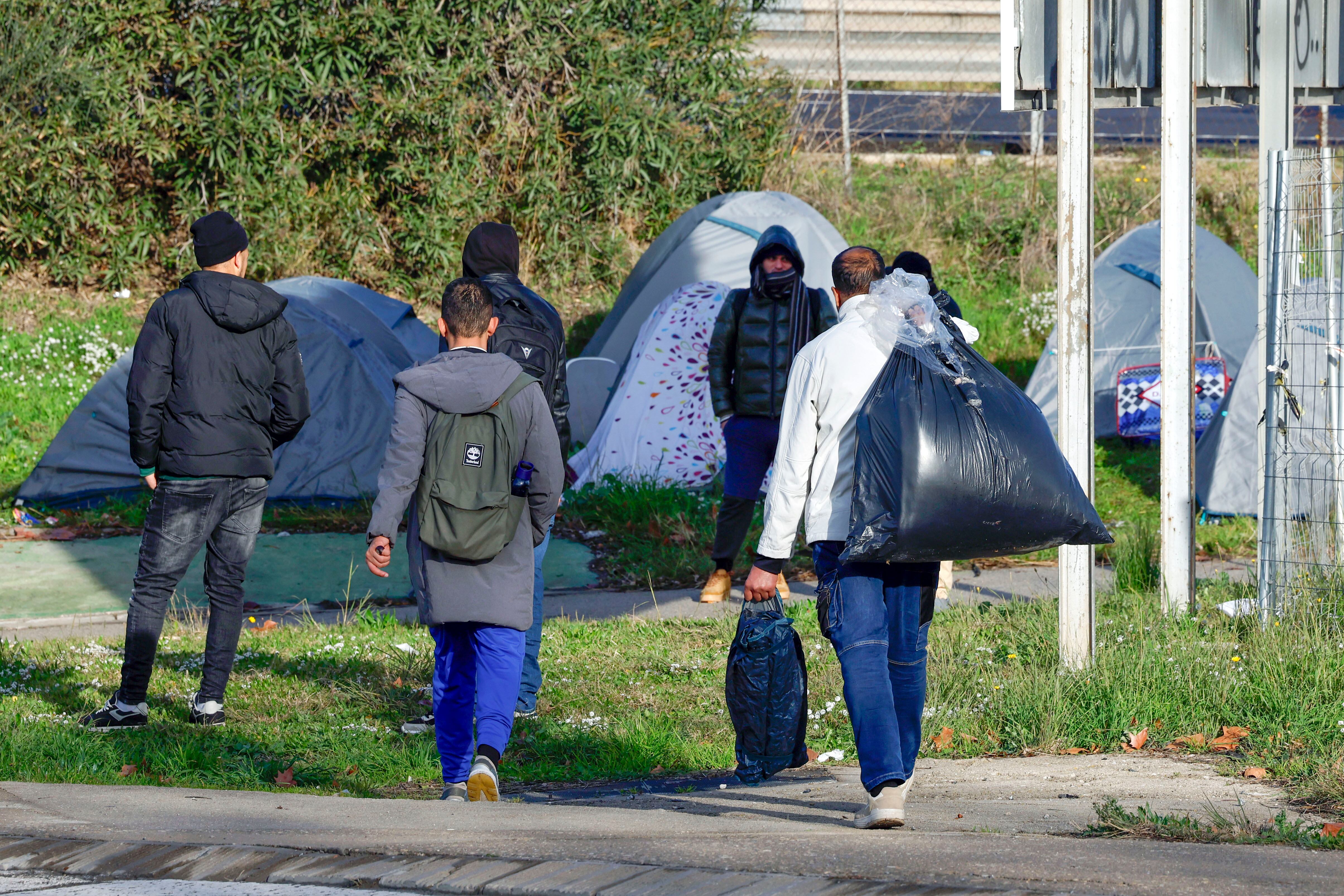 El Ayuntamiento de Barcelona y el Consorcio de la Zona Franca han procedido a levantar parte de un asentamiento en la calle 2 del polígono industrial de la Zona Franca donde estaban acampadas personas sin hogar para llevar a cabo trabajos de saneamiento ante la presencia de ratas. 