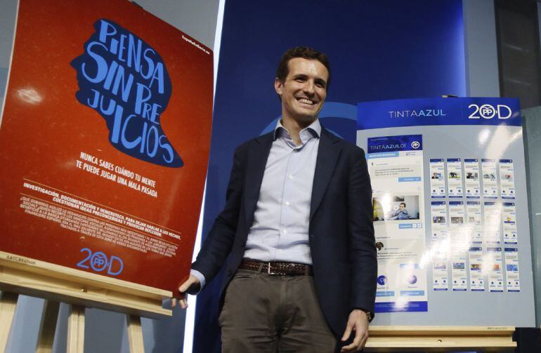 El vicesecretario de Comunicación del PP, Pablo Casado, posa junto a los carteles electorales, hoy en la presentación de campaña del Partido Popular (PP)