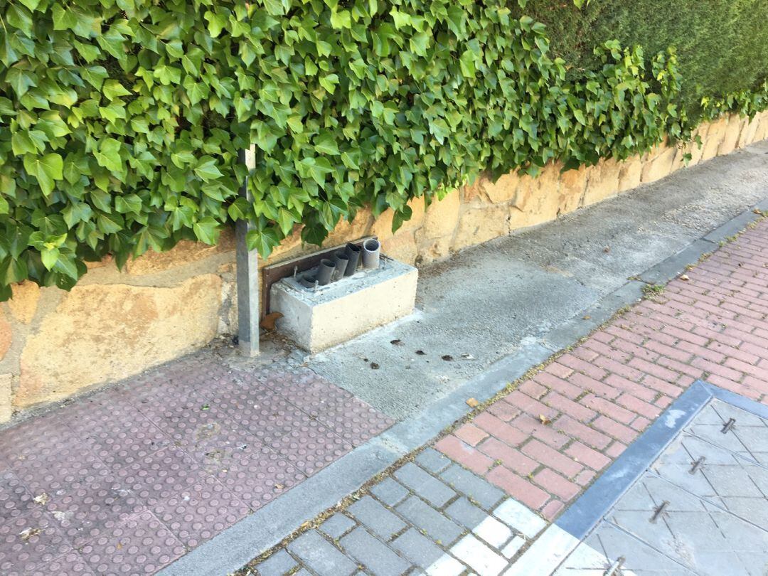 El soterramiento de las conducciones eléctricas y telefónicas nunca se ha producido en el barrio roceño de Las Matas