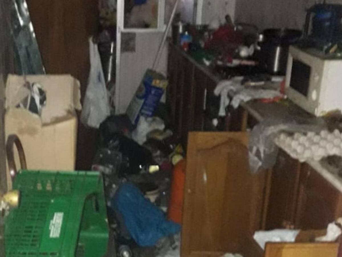 Retiran cientos de kilos de basura de la casa de una mujer que vivía con 10 perros