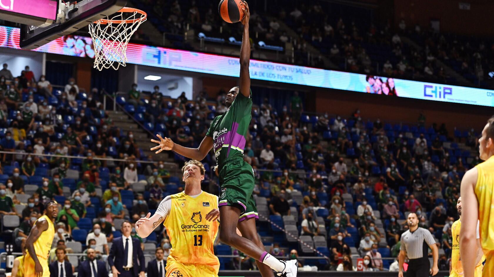 El pívot del Unicaja Yannick Nzosa cedido al Real Betis para la próxima temporada