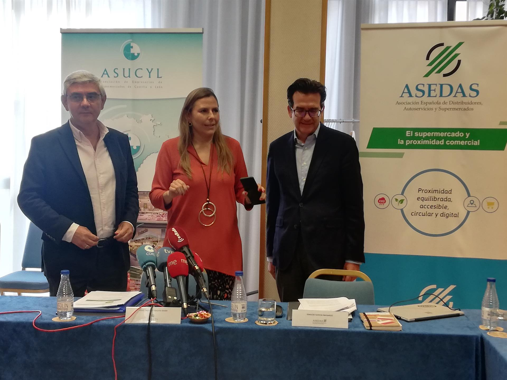 Los representantes de ASEDAS y de ASUCYL antes de comenzar la rueda de prensa en Valladolid - EUROPA PRESS