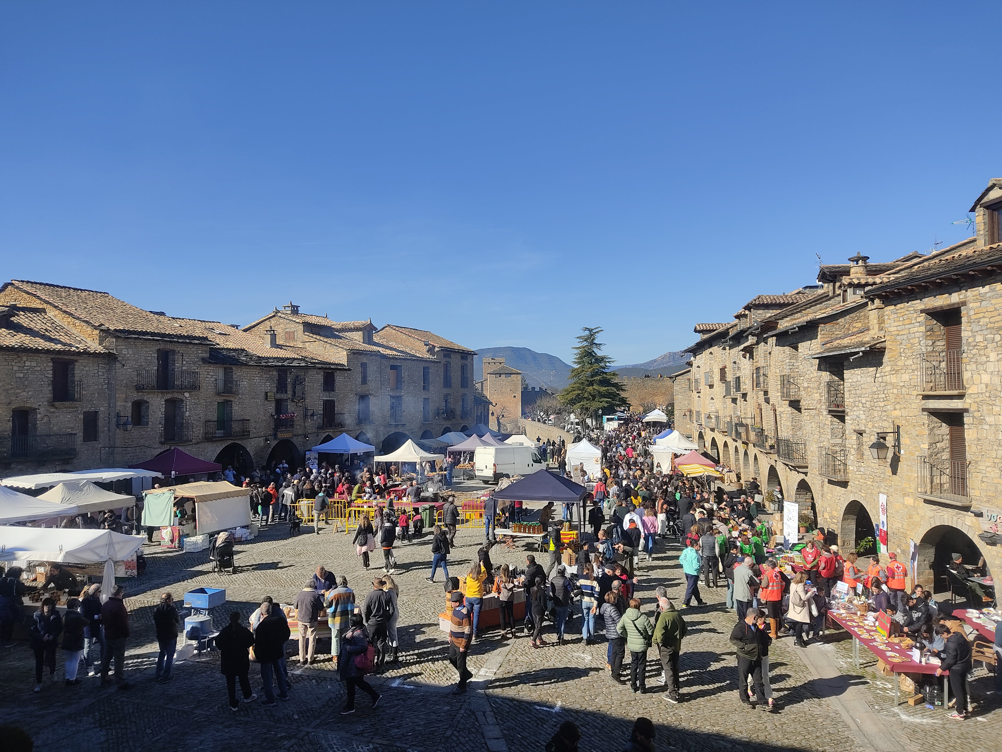 Aspecto que ofrecía la plaza Mayor de Aínsa, con la Ferieta