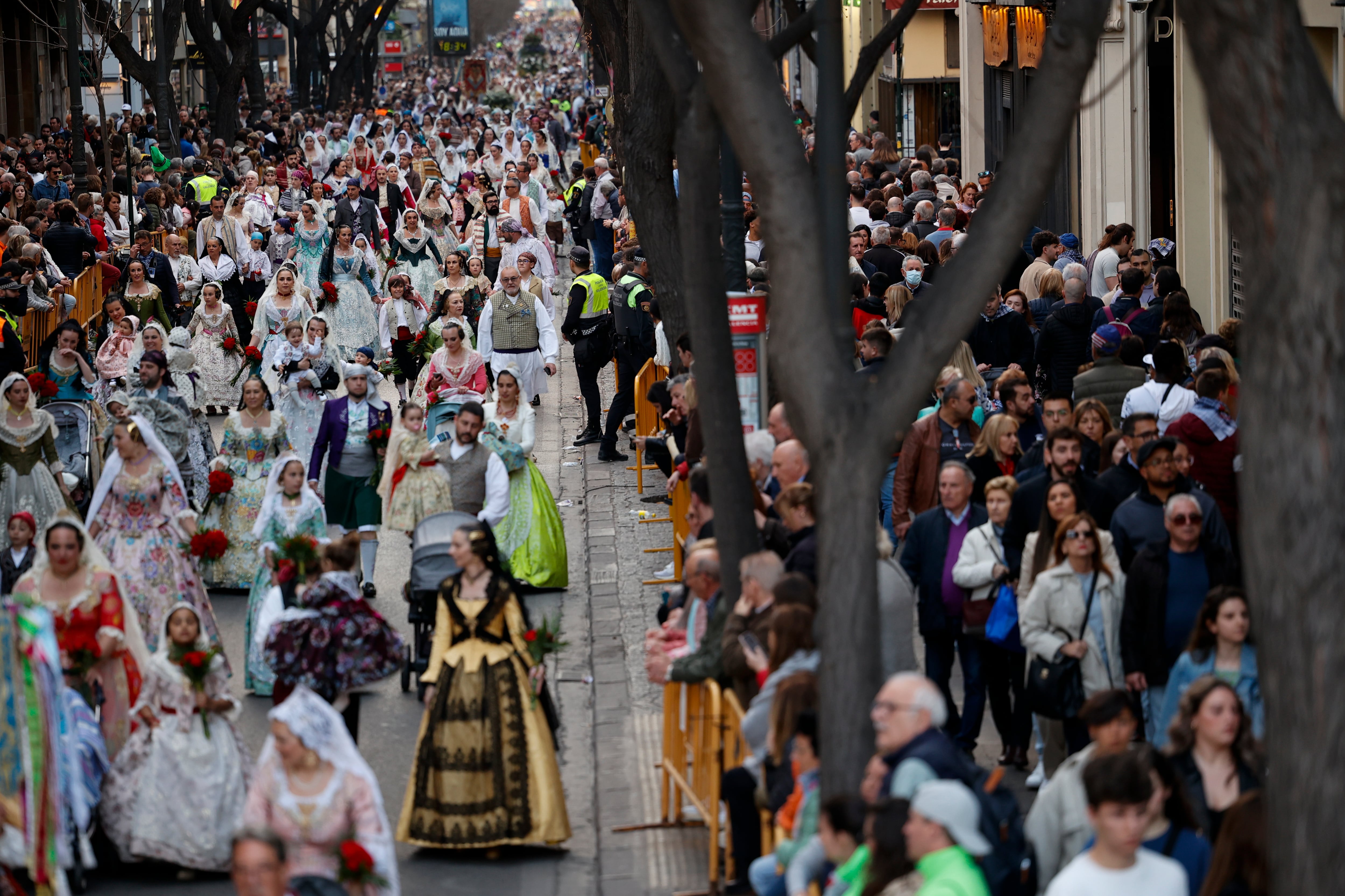 Vista general de la ofrenda floral de las Fallas 2023