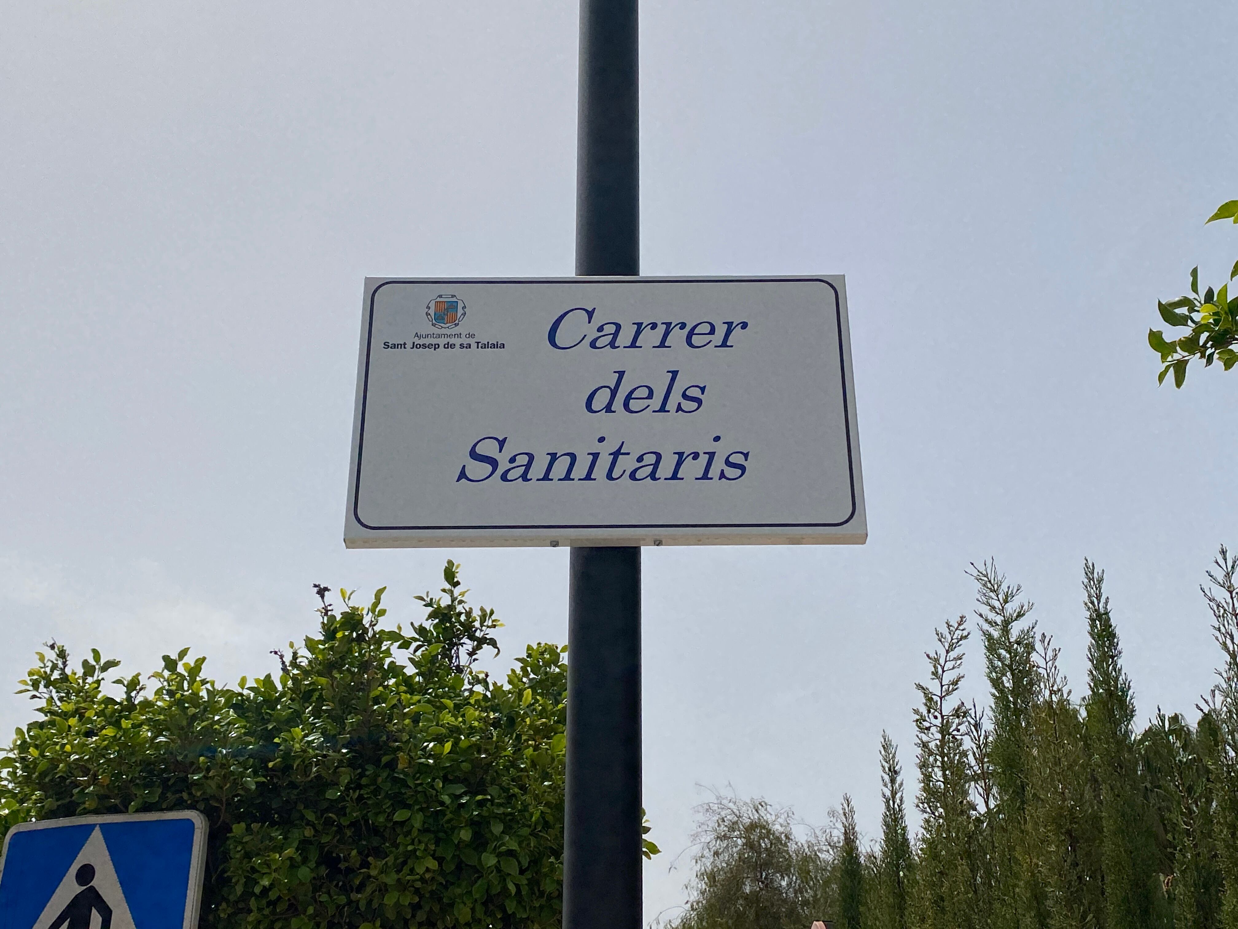 Imagen de la placa con el nuevo nombre de la calle