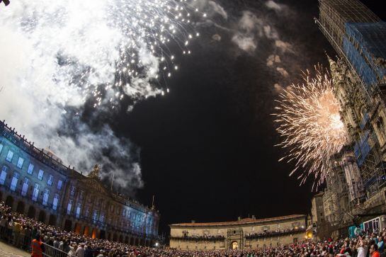 La Plaza Obradoiro, repleta de gente, con los fuegos en dos puntos