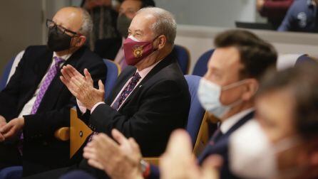 Miguel Doña, director de Radio Huelva; Antonio González, presidente del Consejo de Hermandades y Cofradias de la Semana Santa onubense y Emilio Ponce, director de la Fundación Caja Rural del Sur