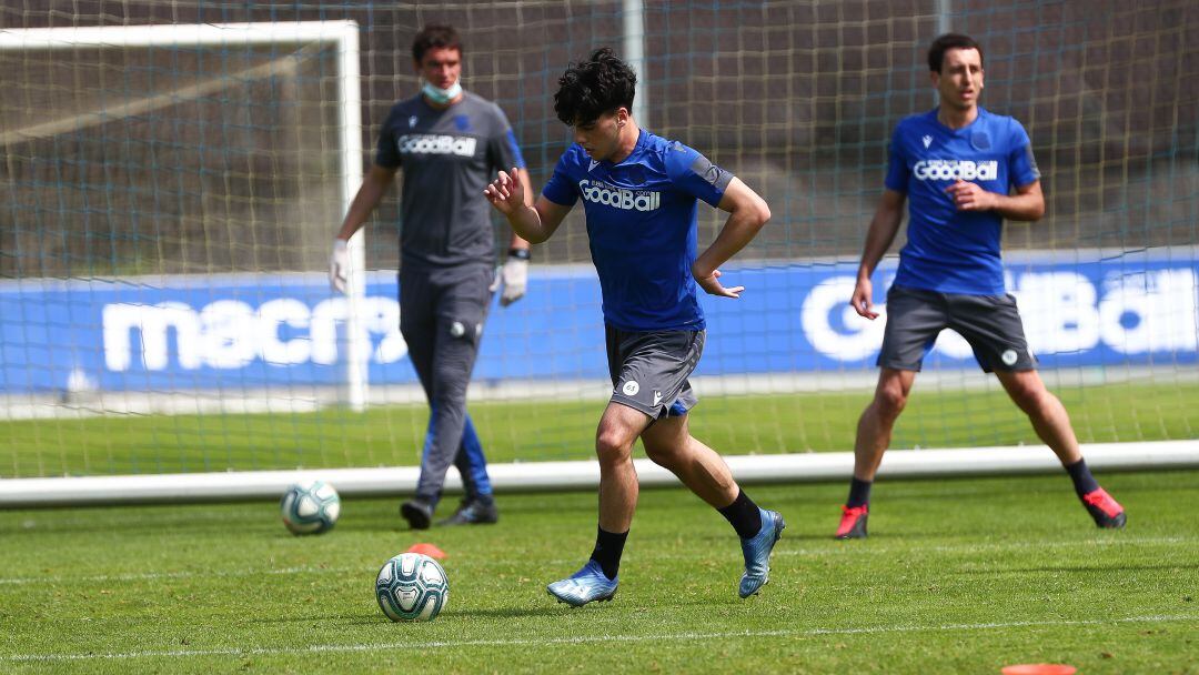 Julen Lobete golpea un balón en una sesión en Zubieta tras volver a los entrenamientos