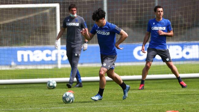 Julen Lobete golpea un balón en una sesión en Zubieta tras volver a los entrenamientos