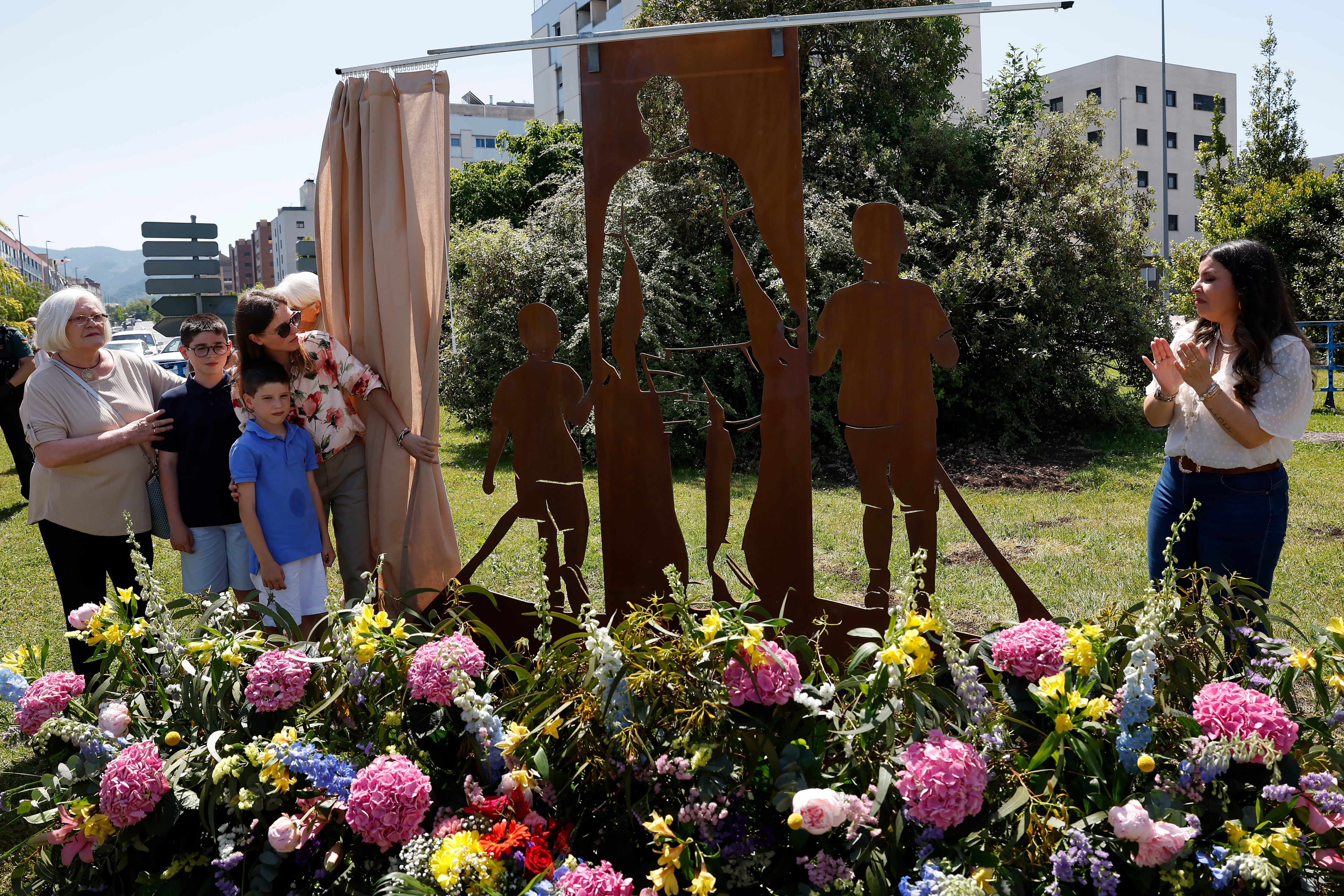 La viuda y los hijos de David Pérez Carracedo, guardia civil vecino de Sarriguren fallecido en acto de servicio en la localidad de Barbate (Cádiz) durante la inauguración de una escultura en su homenaje