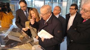 El catedrático de Paleografía, José María Ruiz Asencio (centro) muestra la vitrina reservada a los cuatro originales de Rodrigo Díaz de Vivar y de su mujer Jimena