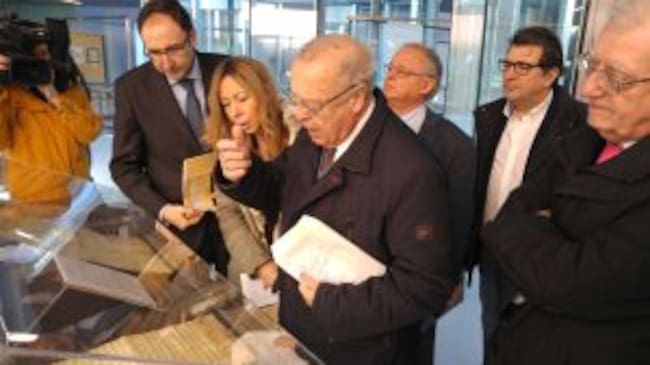 El catedrático de Paleografía, José María Ruiz Asencio (centro) muestra la vitrina reservada a los cuatro originales de Rodrigo Díaz de Vivar y de su mujer Jimena
