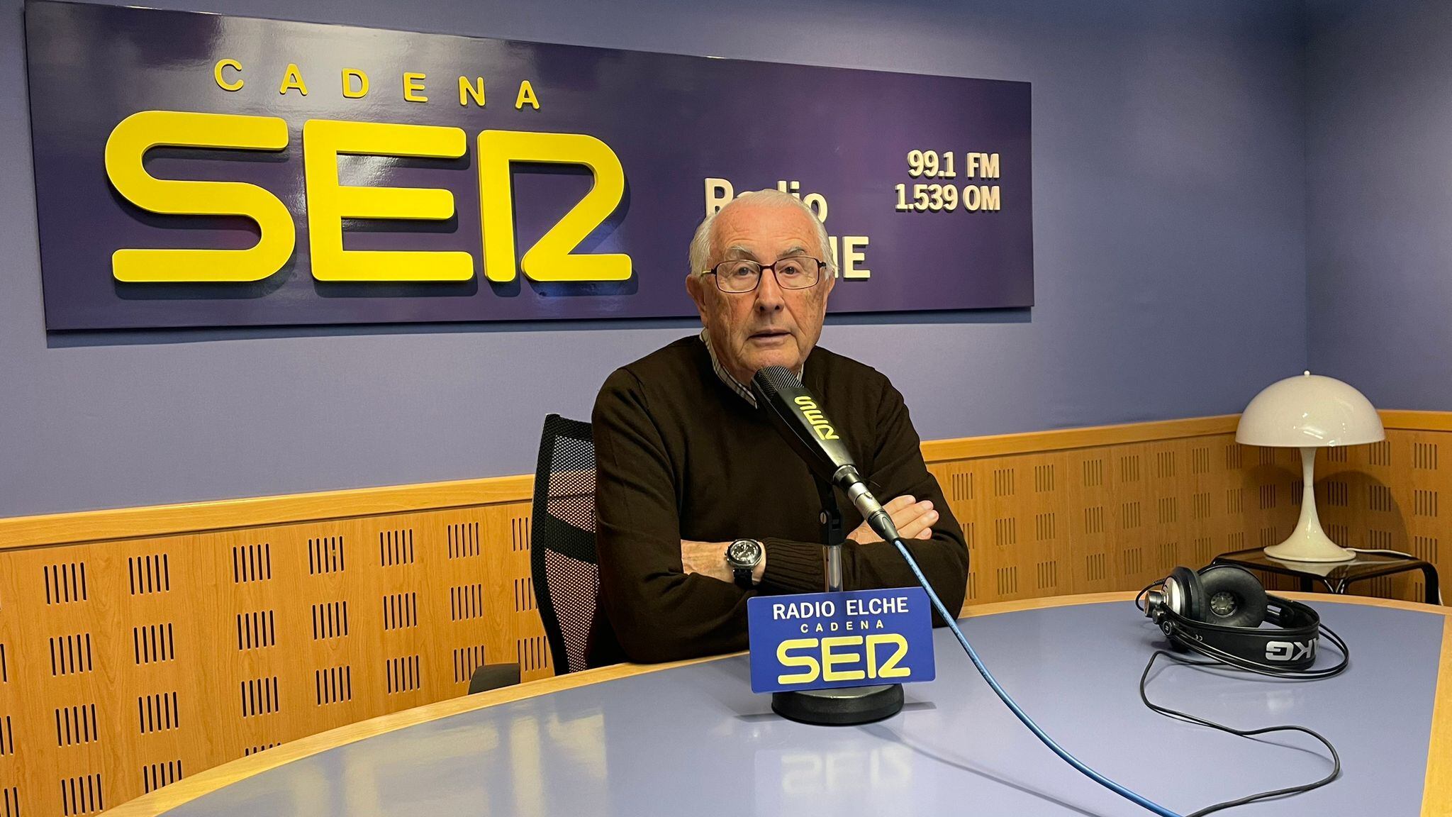 Santiago Gambín exjefe de Deportes de Radio Elche Cadena SER, distinguido con la Medalla de Plata de Bimilenario