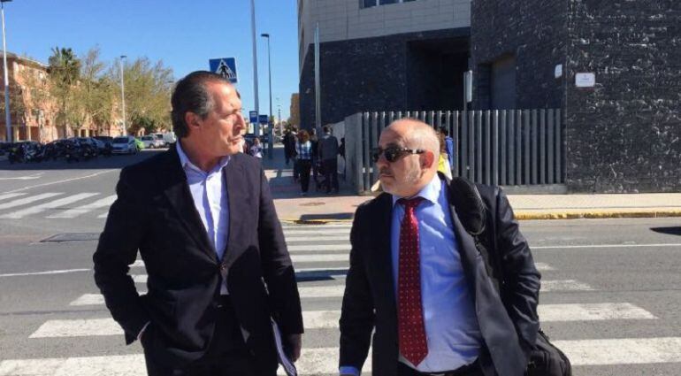 Miguel Zaragoza esta maána saliendo de la Ciudad de la Justicia de Elche acompañado de su abogado