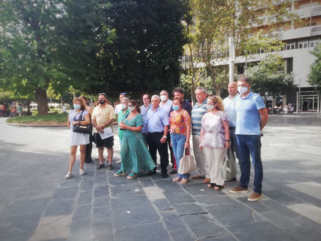 Asociaciones y entidades de comerciantes y vecinos de Palma se reúnen en la Plaza España para mostrar su insatisfacción