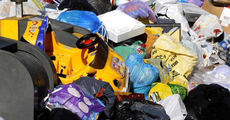 GRA140. PARLA (MADRID), 07/01/2015.- Basura acumulada junto a unos contenedores hoy en una calle de Parla (Madrid), cuando se cumple una semana de huelga en el servicio de limpieza y recogida de basuras de esta localidad madrileña convocada por varios impagos a los empleados por la empresa Garbialdi-Sadifer, que los achaca a la deuda del Ayuntamiento con la adjudicataria. EFE/Chema Moya