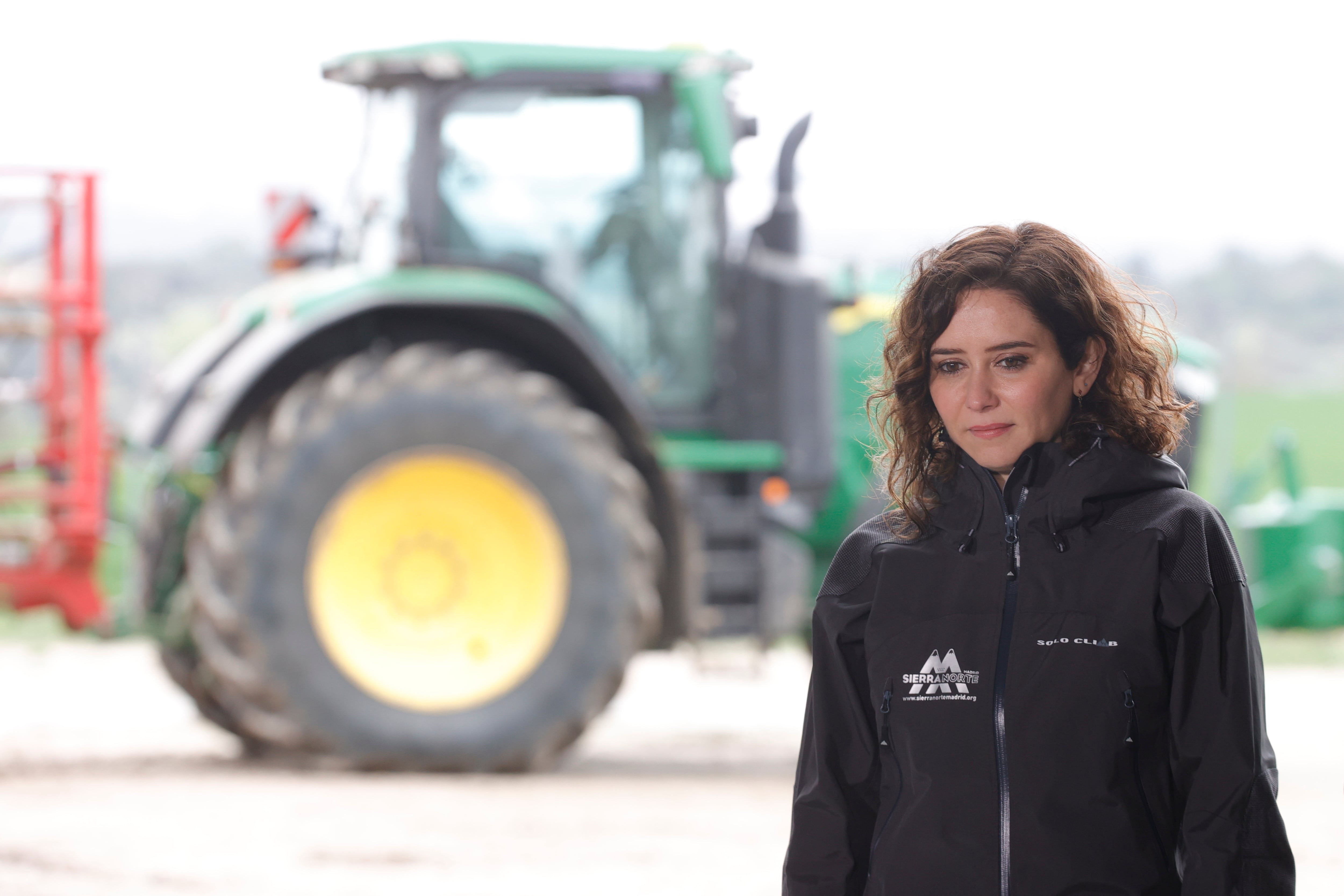 La presidenta de la Comunidad de Madrid, Isabel Díaz Ayuso, durante su visita este viernes a una explotación agropecuaria en Brunete