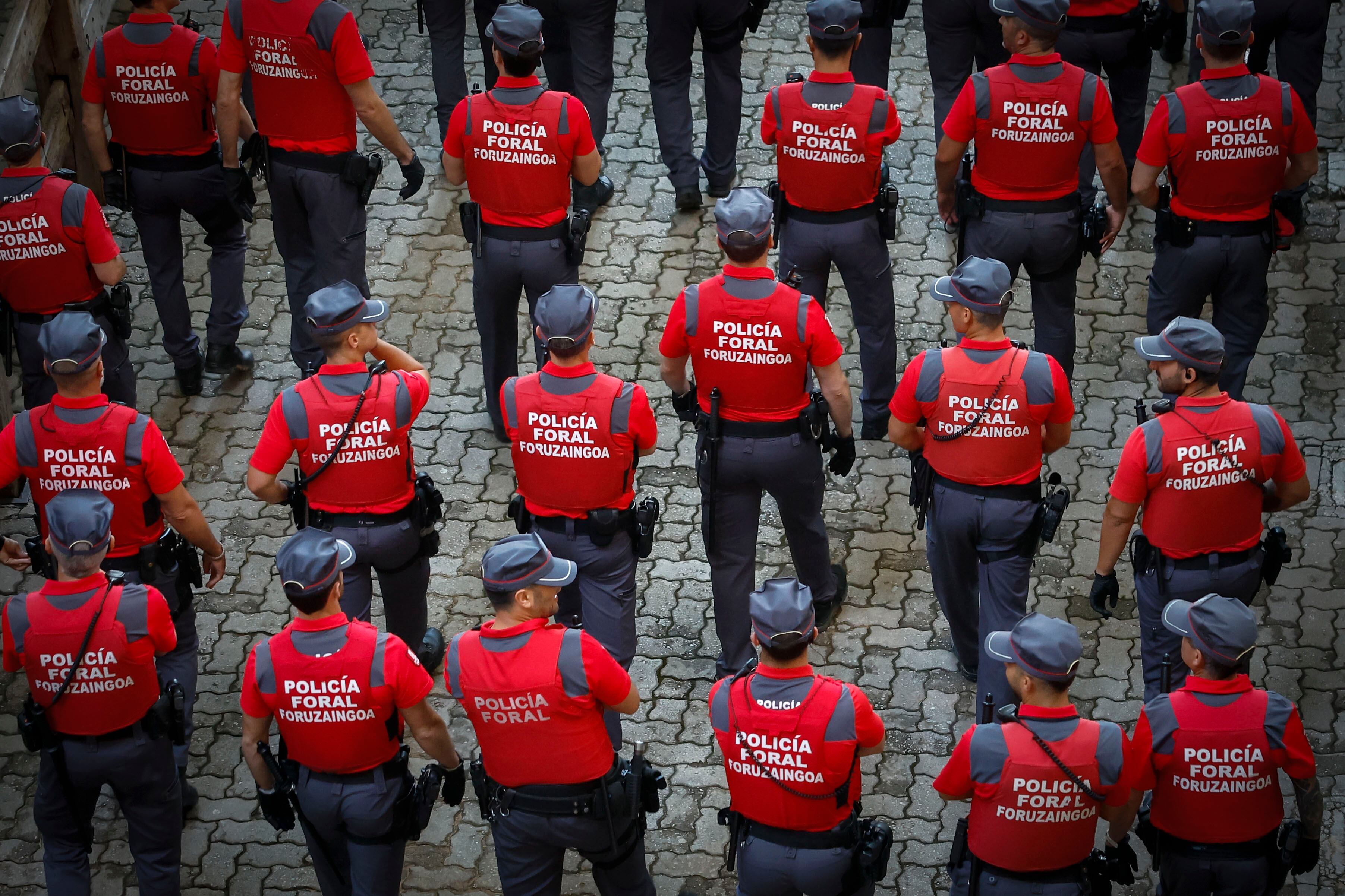 Agentes de la Policía Foral en el callejón de la plaza de toros de Pamplona 