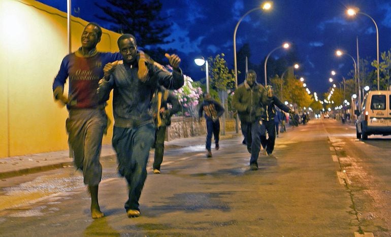 Inmigrantes han logrado alcanzar la valla y sobrepasar todos los obstáculos y han conseguido entrar en Melilla