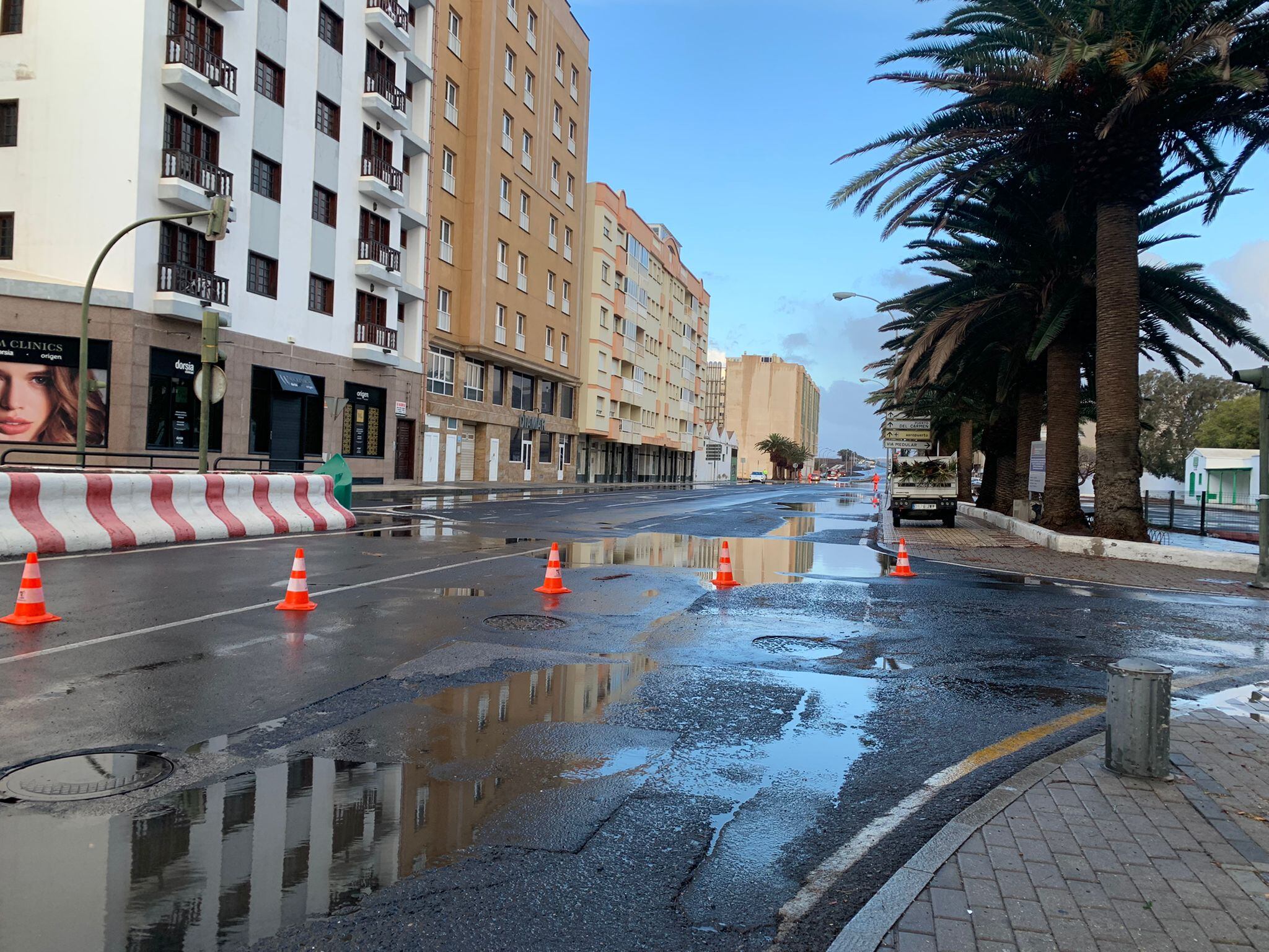 La lluvias han inundado los ya clásicos puntos negros de la ciudad de Arrecife.