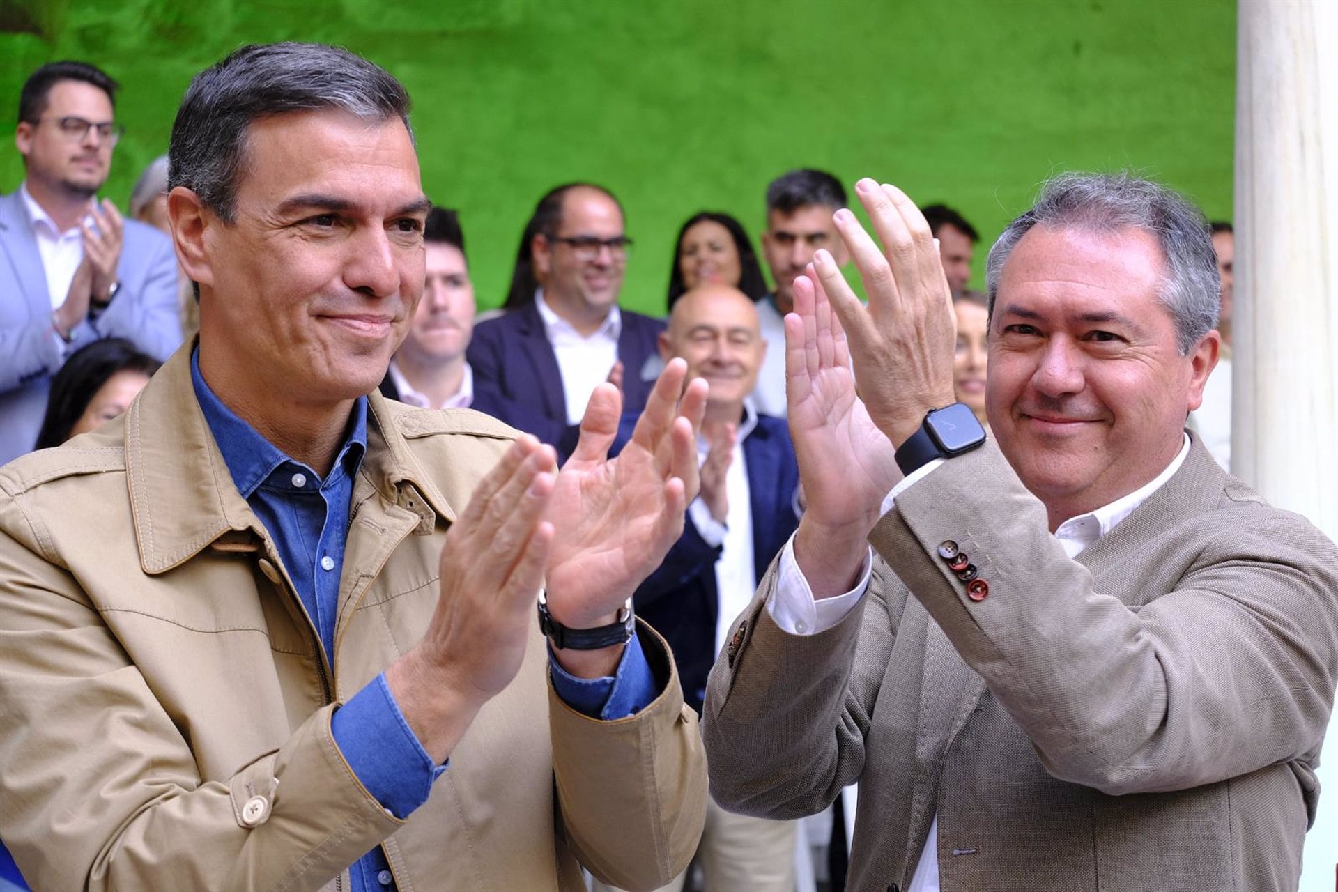 Pedro Sánchez con Juan Espadas durante su vista a Úbeda.