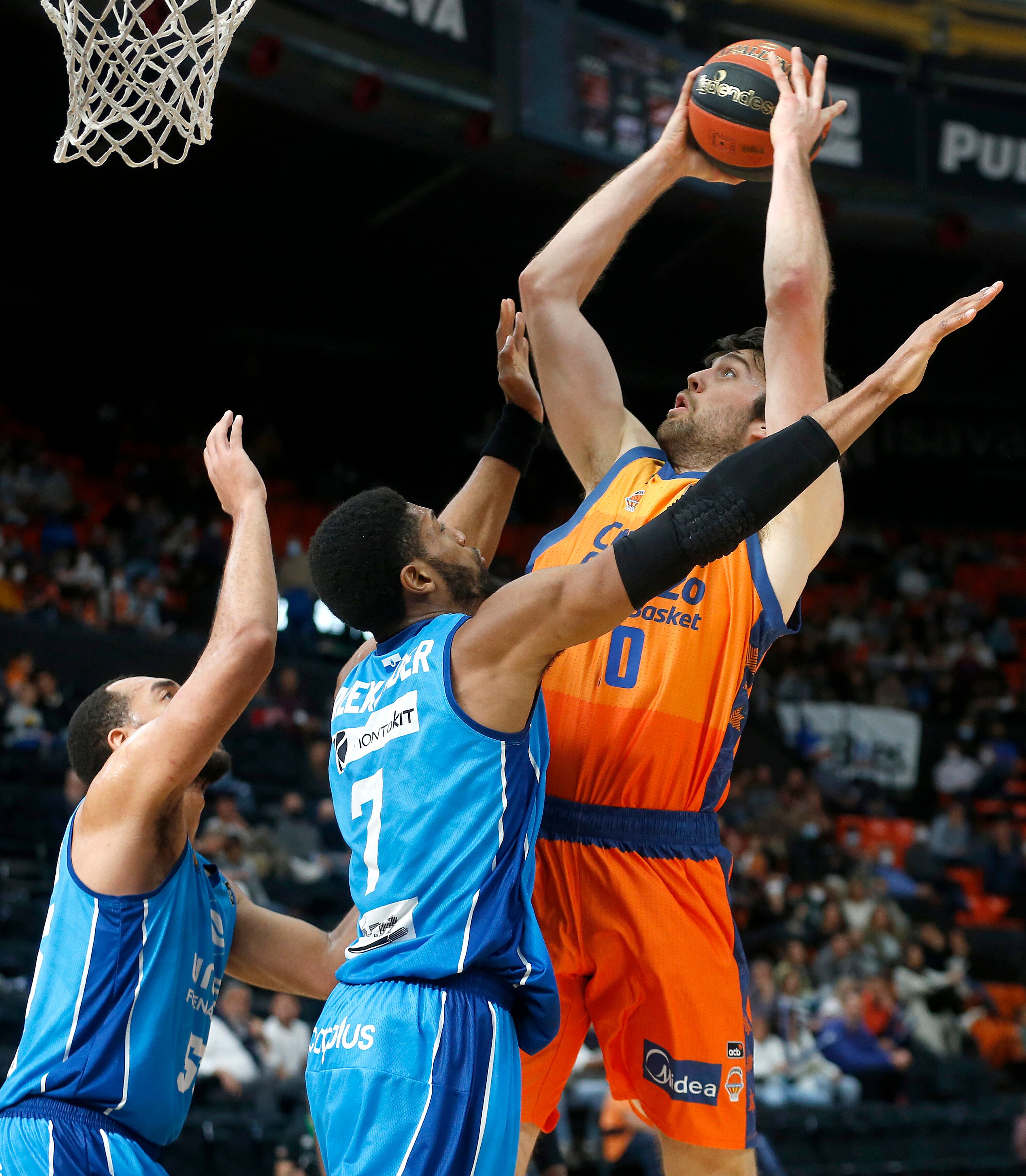 VALENCIA, 23/04/2022.- El pivot estadounidense de Valencia Basket, Mike Tobye (d), lanza a canasta ante el pivot candiense del Fuenlabrada, Kyle Alexander, durante el encuentro de la fase regular de la ACB disputado hoy sábado en el pabellón Fuente de San Luis, en Valencia. EFE / Miguel Ángel Polo.
