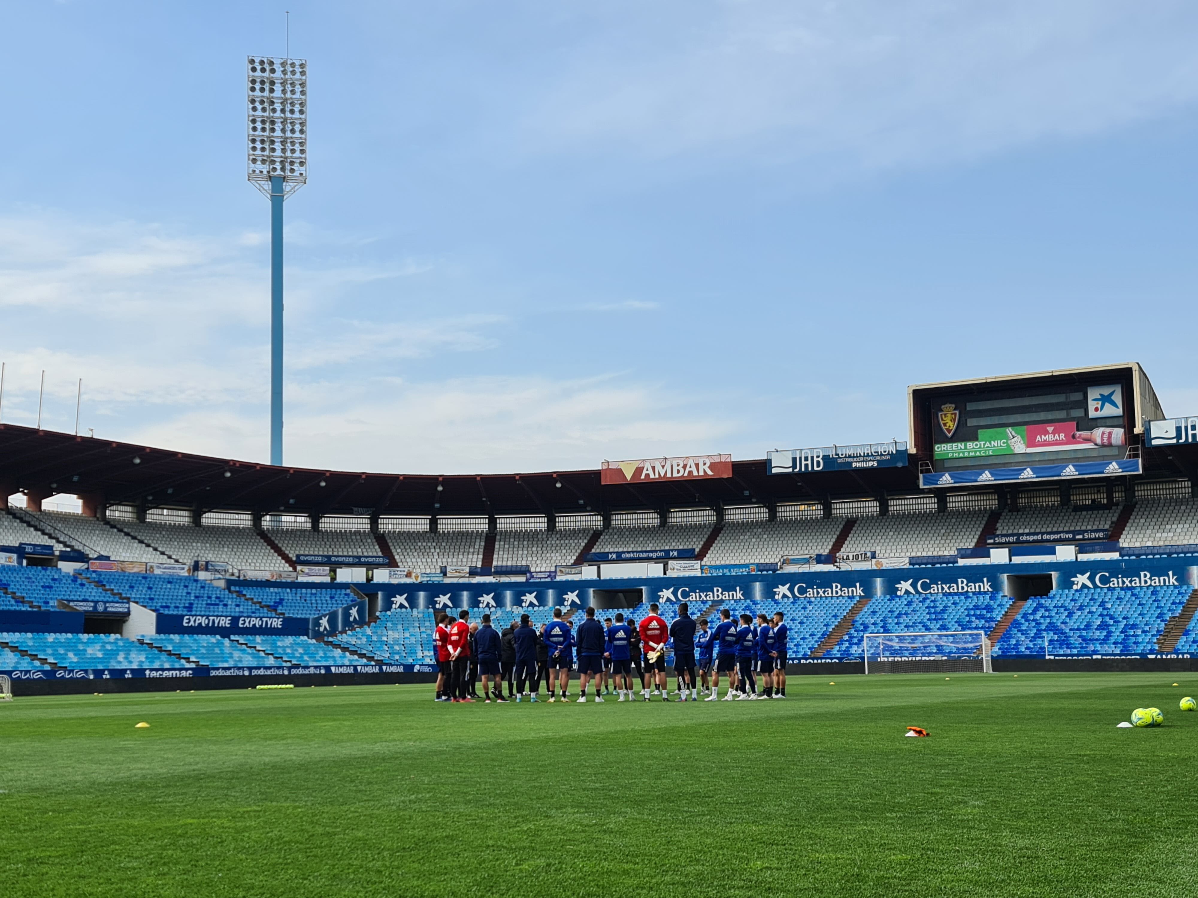 La plantilla del Real Zaragoza recibe la charla de JIM antes de empezar un entrenamiento en La Romareda