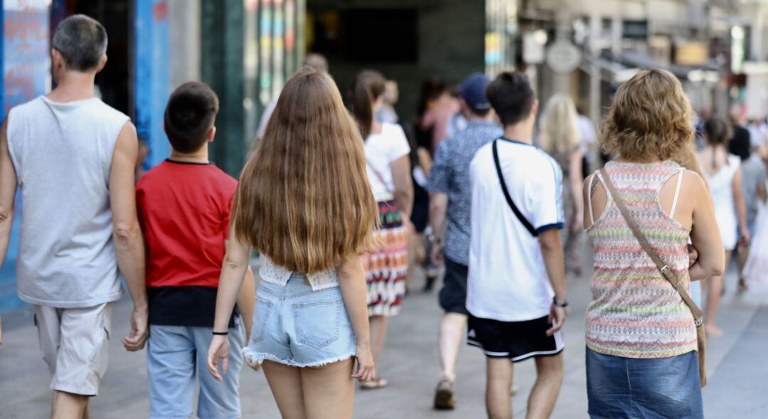 Un grupo de jóvenes camina por una calle.