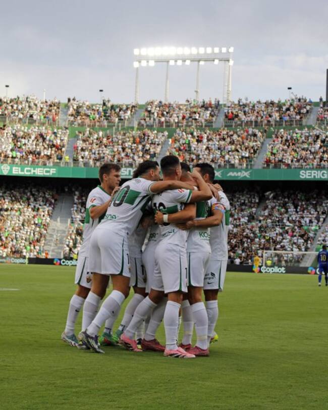 Los jugadores del Elche CF celebran el gol de la victoria ante el Real Oviedo