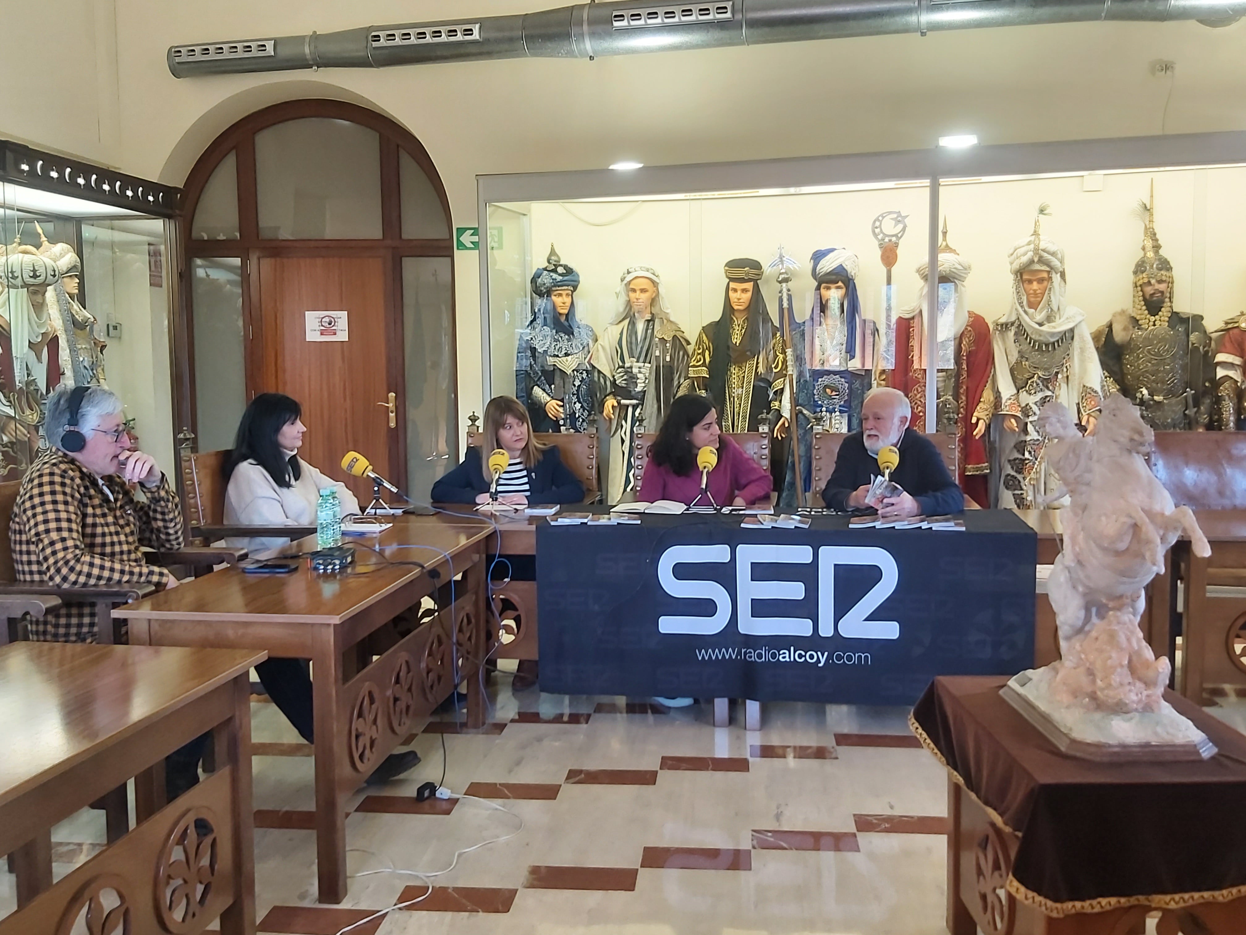 Un momento del programa especial desde la Sala de Juntas del Casal de Sant Jordi para presentar &#039;Festa! 2024&#039;
