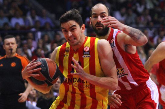 Tomas Satoransky disputa la bola con Vassilis Spanoulis, de Olympiacos Piraeus