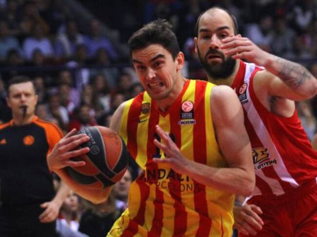 Tomas Satoransky disputa la bola con Vassilis Spanoulis, de Olympiacos Piraeus