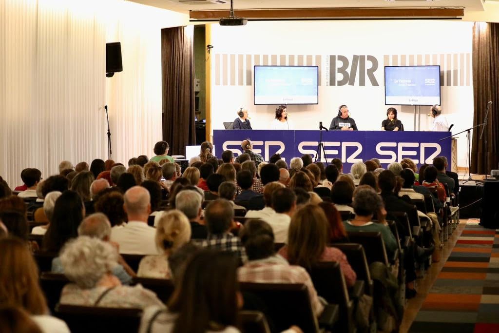 Imagen del público asistente al programa de La Ventana en la Biblioteca Almudena Grandes de Logroño.