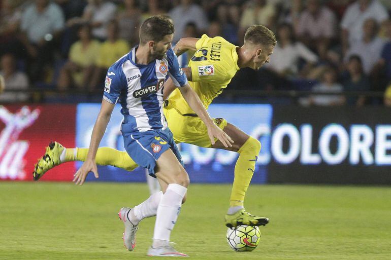 GRA486. VILLARREAL. 28/08/2015.- El centrocampista del RCD Espanyol Víctor Álvarez (i) lucha el balón con Samu Castillejo, centrocampista del Villarreal, durante el partido de la segunda jornada de Liga en Primera División que se disputa esta tarde en el Madrigal. EFE/Domenech Castelló