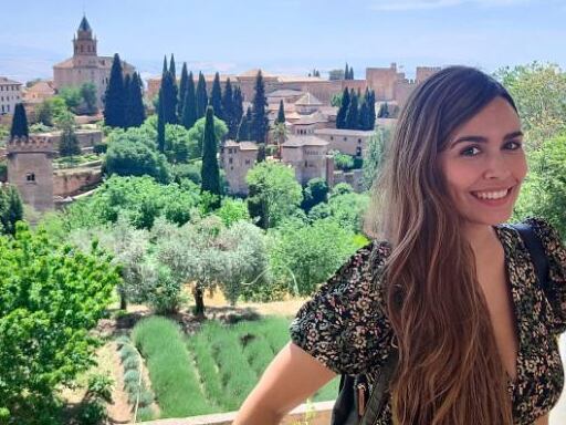 La alumna posa tras recibir el reconocimiento