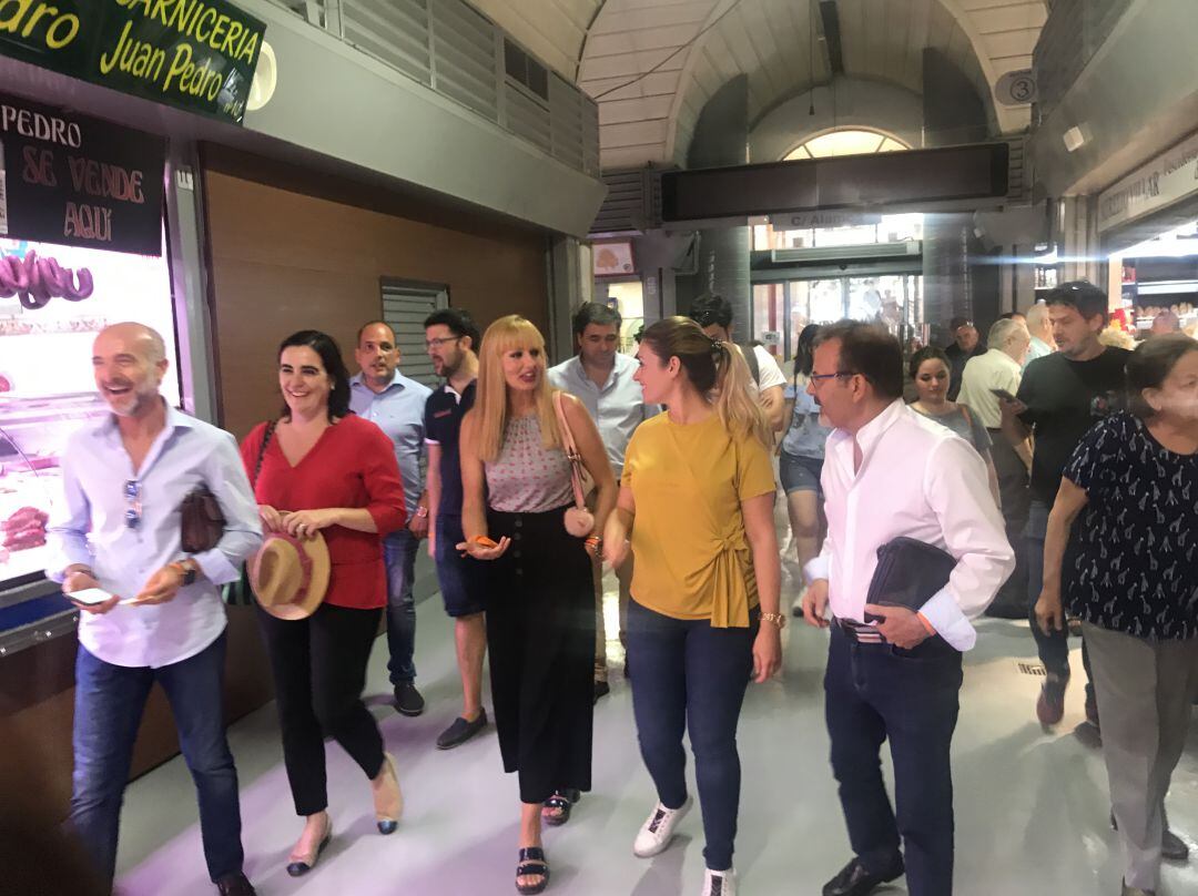 María Cantos junto a los concejales de Ciudadanos en la reapertura del Mercado de San Francisco.