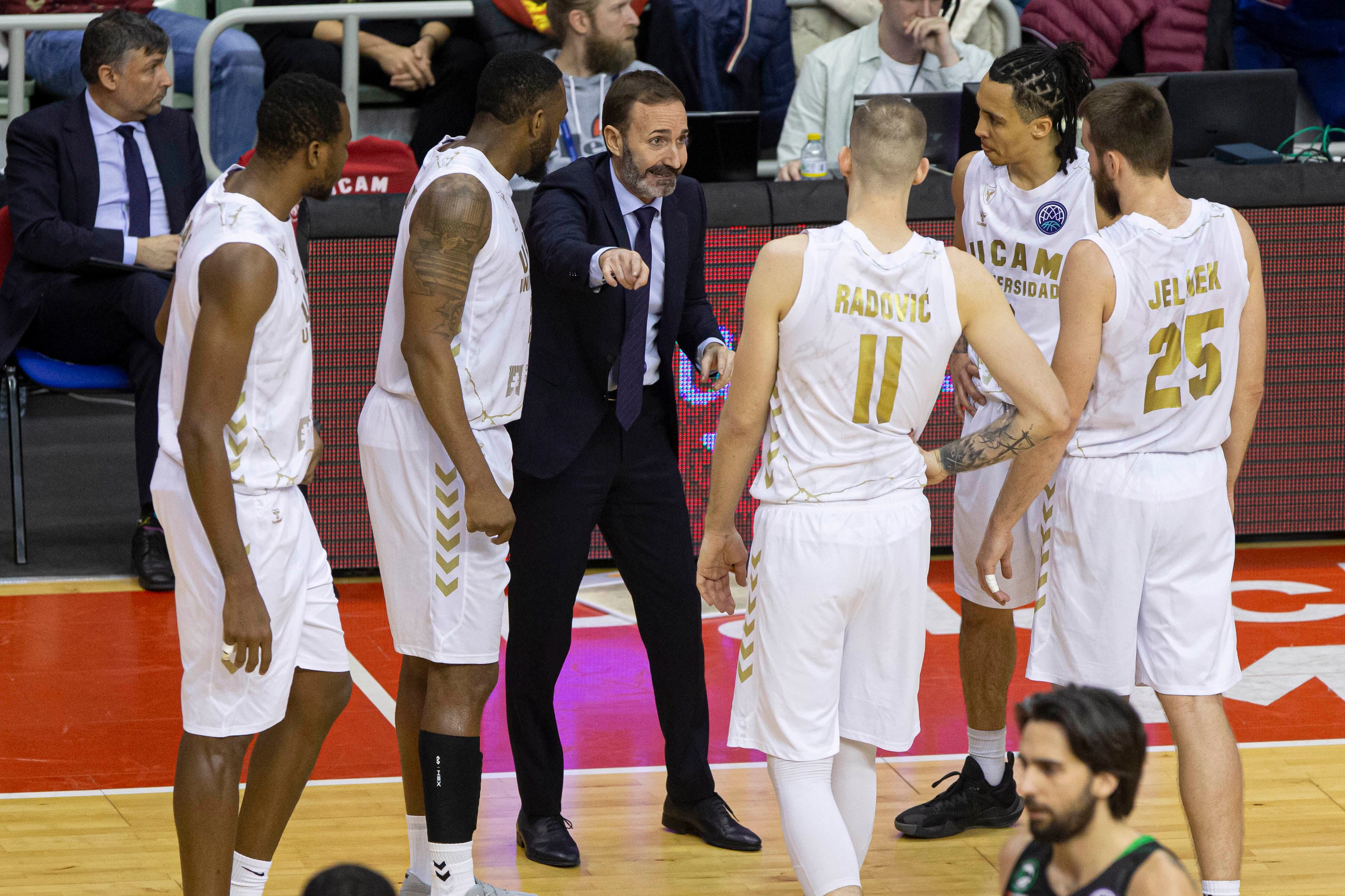 MURCIA, 15/02/2023.- El entrenador de UCAM Murcia, Sito Alonso (c), da instrucciones a sus jugadores durante el partido de la tercera jornada del top 16 de la Liga de Campeones que UCAM Murcia y Darussafaka S.K. están disputando este miércoles en el Palacio de los Deportes de Murcia. EFE/Marcial Guillén
