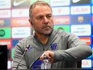 GRAFCAT9362. SANT JOAN DESPÍ (BARCELONA), 06/03/2026.- El entrenador del FC Barcelona, Hansi Flick, durante la rueda de prensa posterior al entrenamiento del primer equipo en las instalaciones de la Ciudad Deportiva Joan Gamper, este viernes. EFE/Enric Fontcuberta.