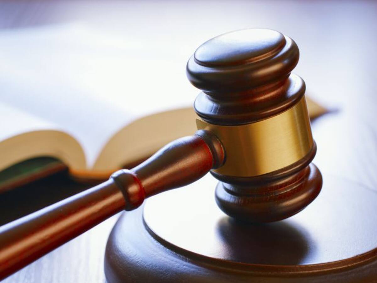 Un año de prisión por morderle un dedo de la mano a un hombre