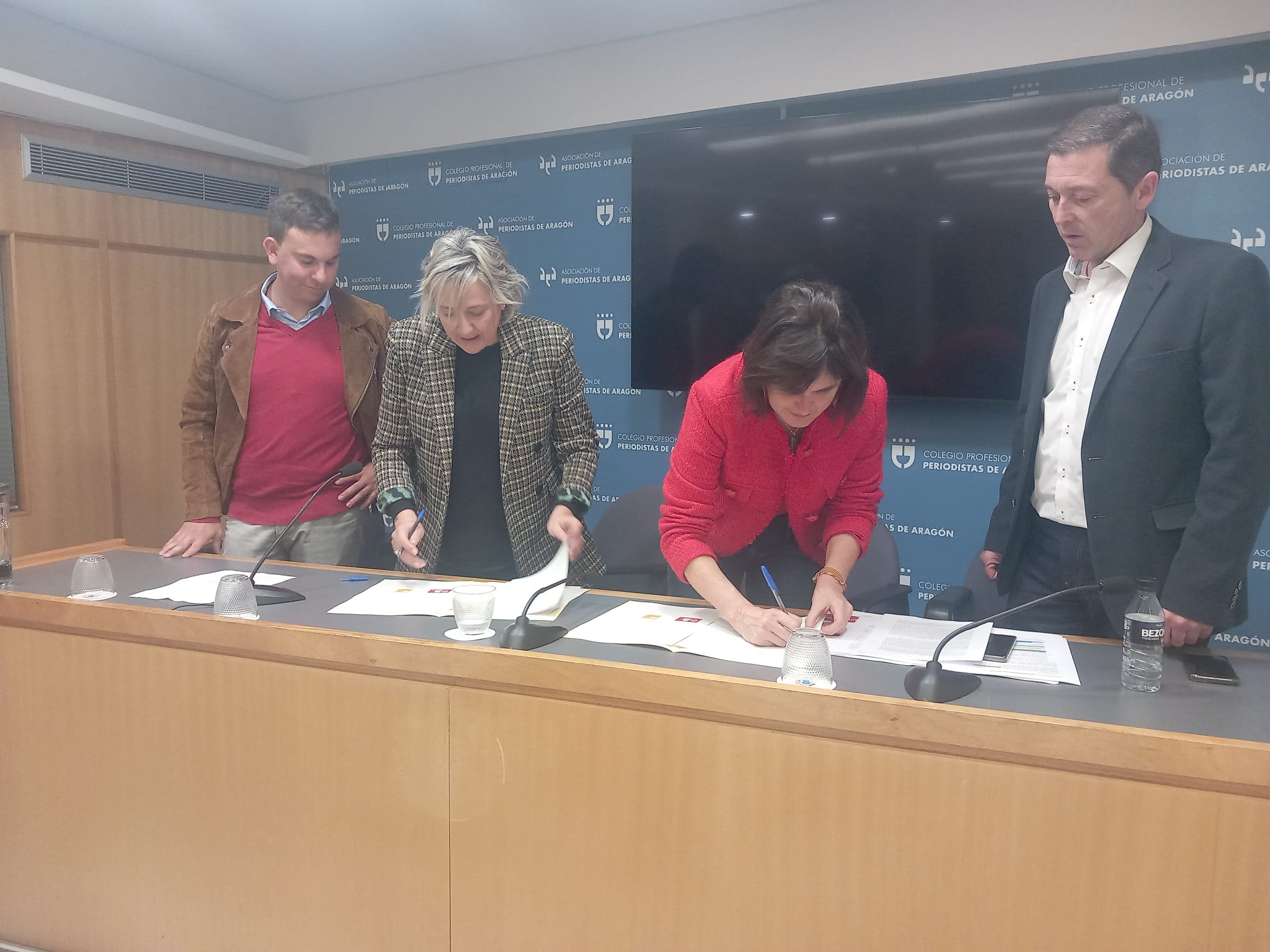 Las presidentas de Aragoneses y Tú Aragón firmando el acuerdo